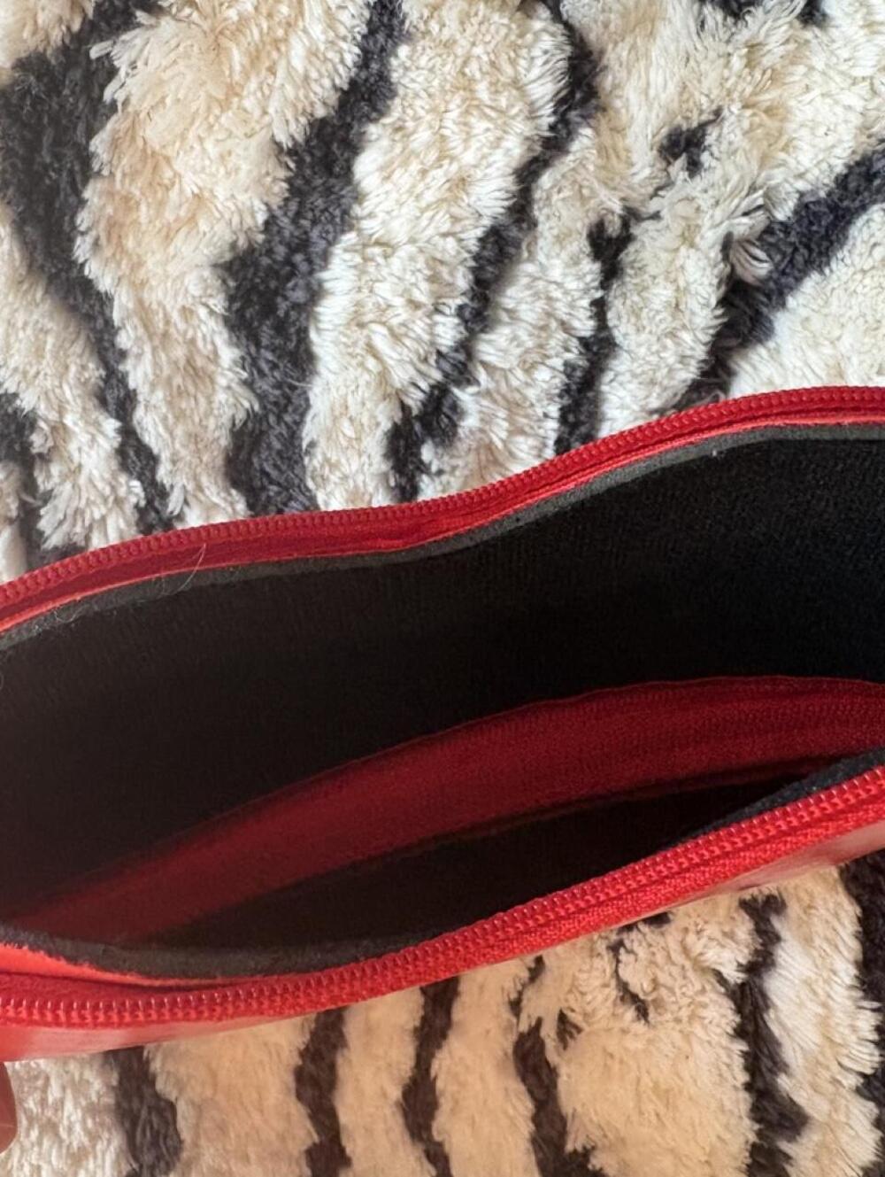 Betsey Johnson Red Lips Wristlet Clutch Bag New with Tags - Picture 4 of 4